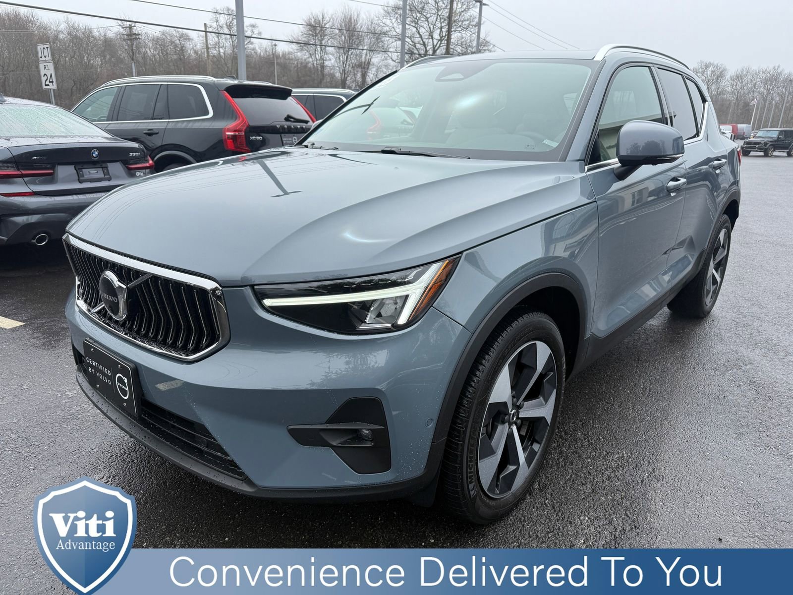 Used 2023 Volvo XC40 B5 Plus image 4