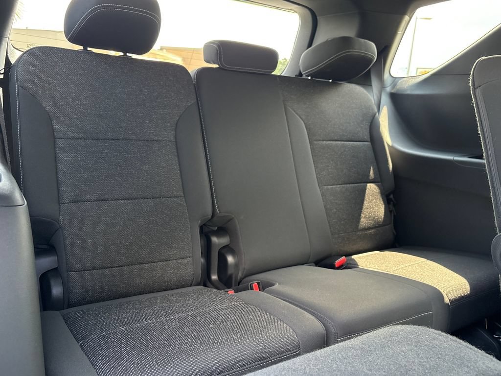 Used 2025 Chevrolet Traverse LT w/ Driver Confidence Package FWD image 35