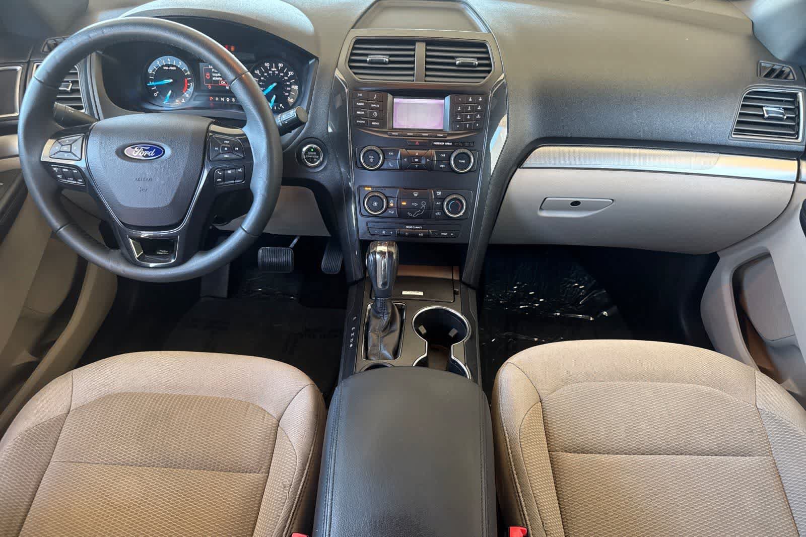 Used 2018 Ford Explorer XLT FWD image 3