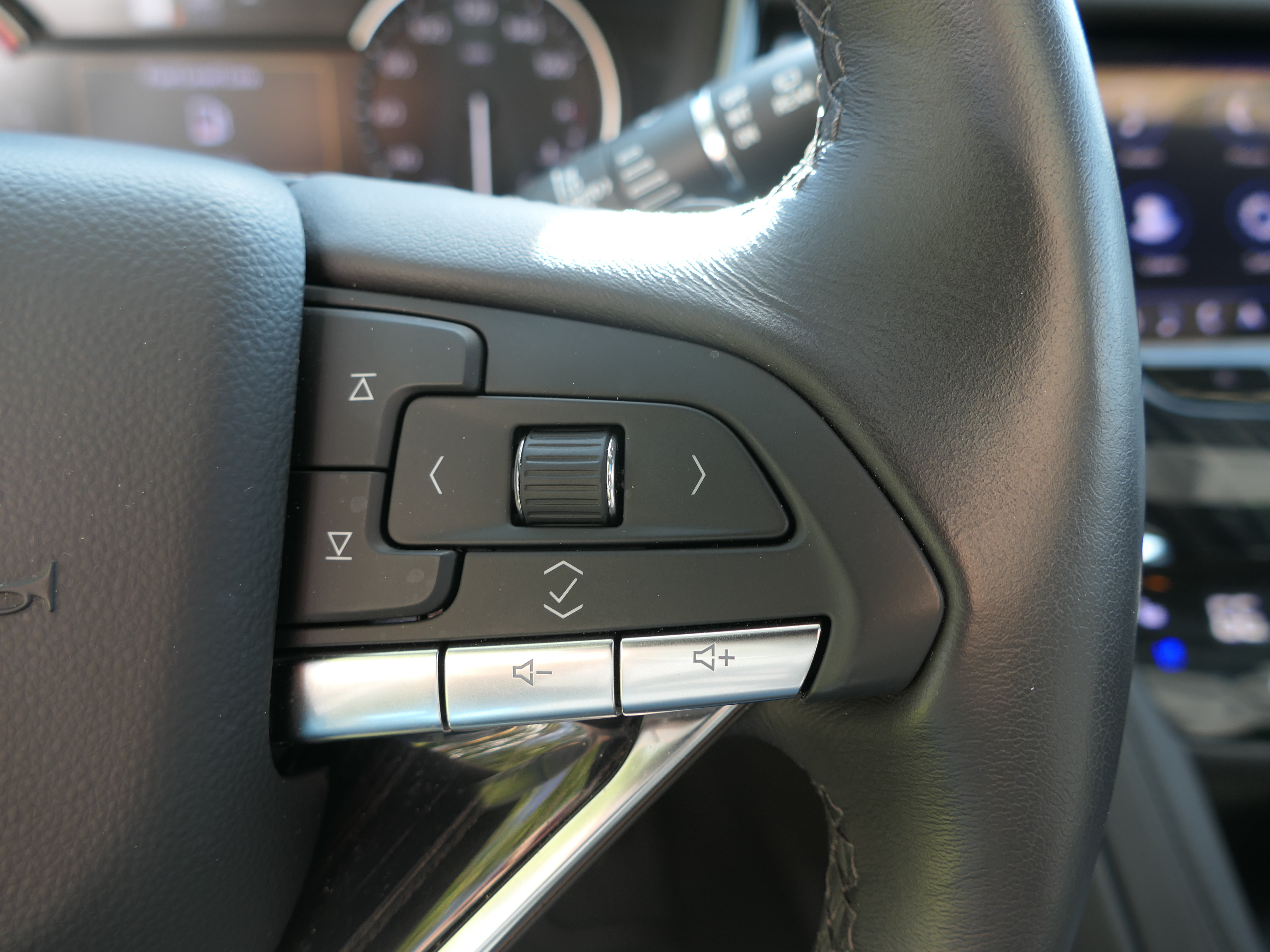 Certified 2025 Cadillac XT6 Premium Luxury FWD image 17
