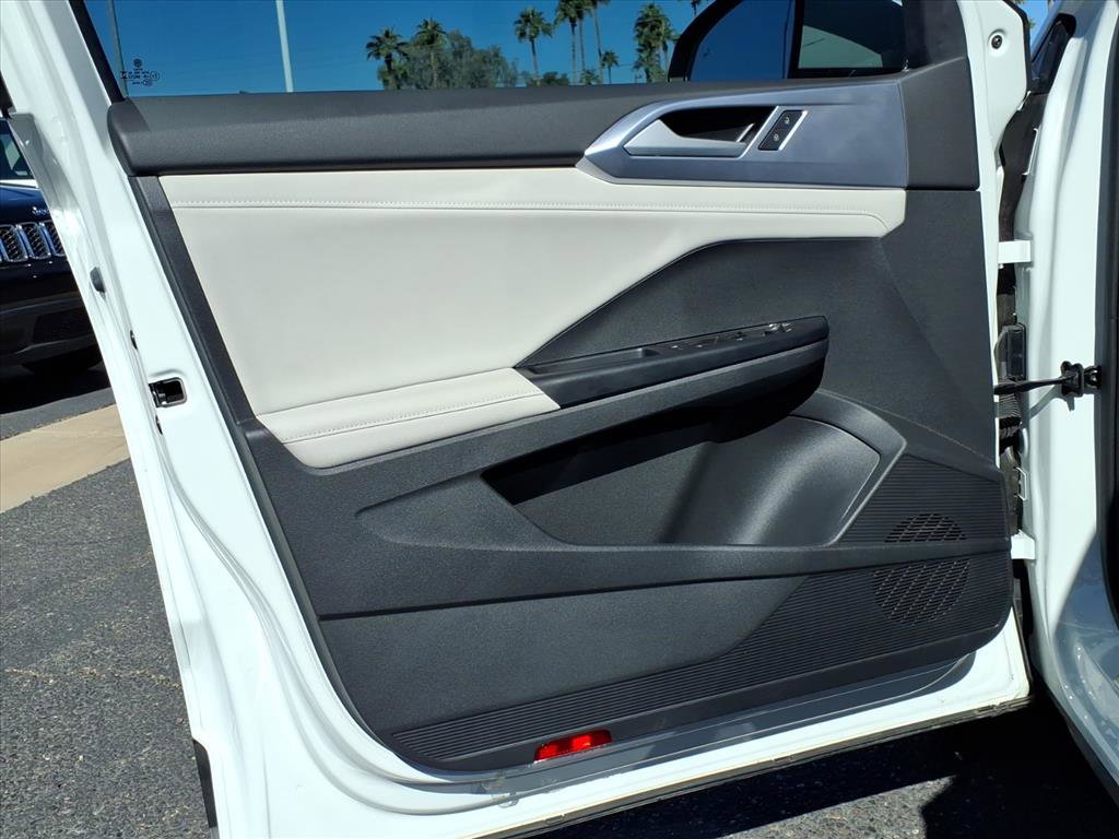 Certified 2025 Volkswagen Taos SE image 17