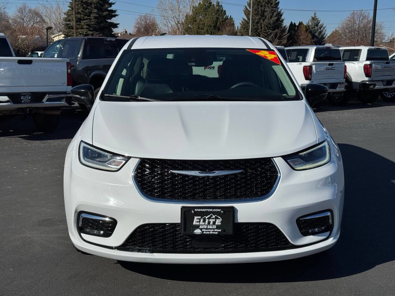 Used 2024 Chrysler Pacifica Limited image 2