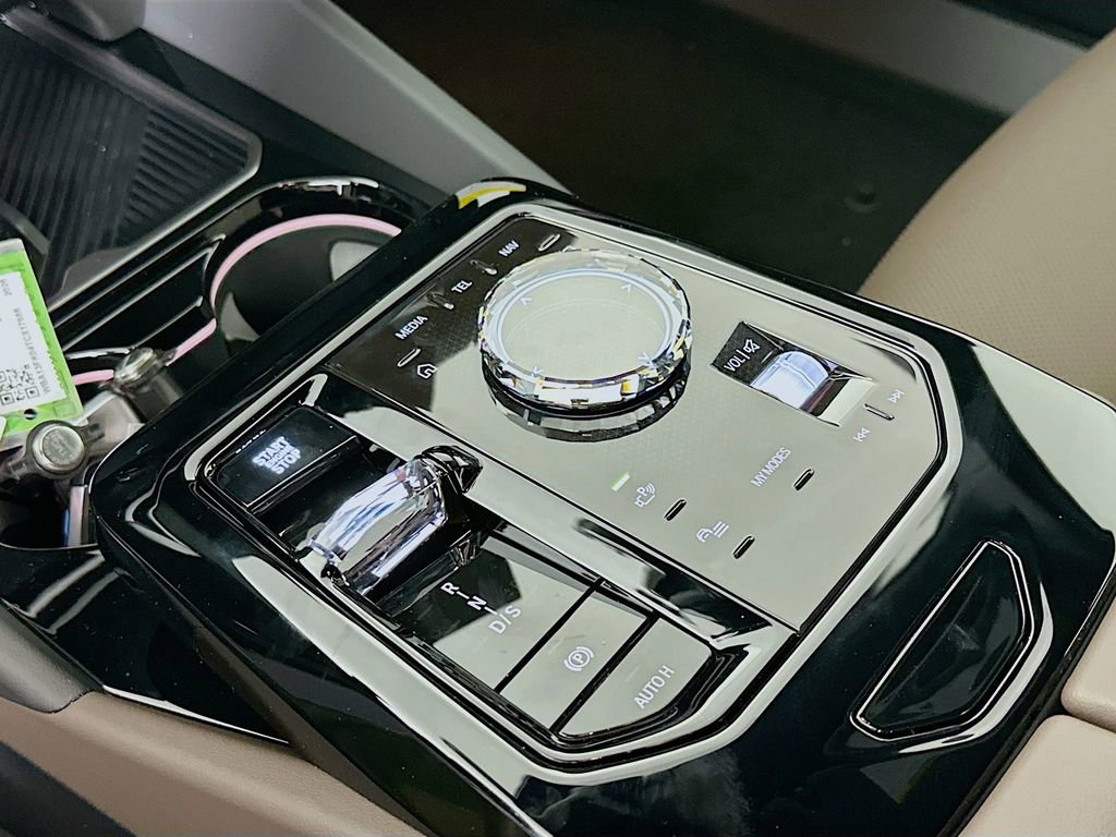 New 2026 BMW 550e xDrive w/ Executive Package image 22