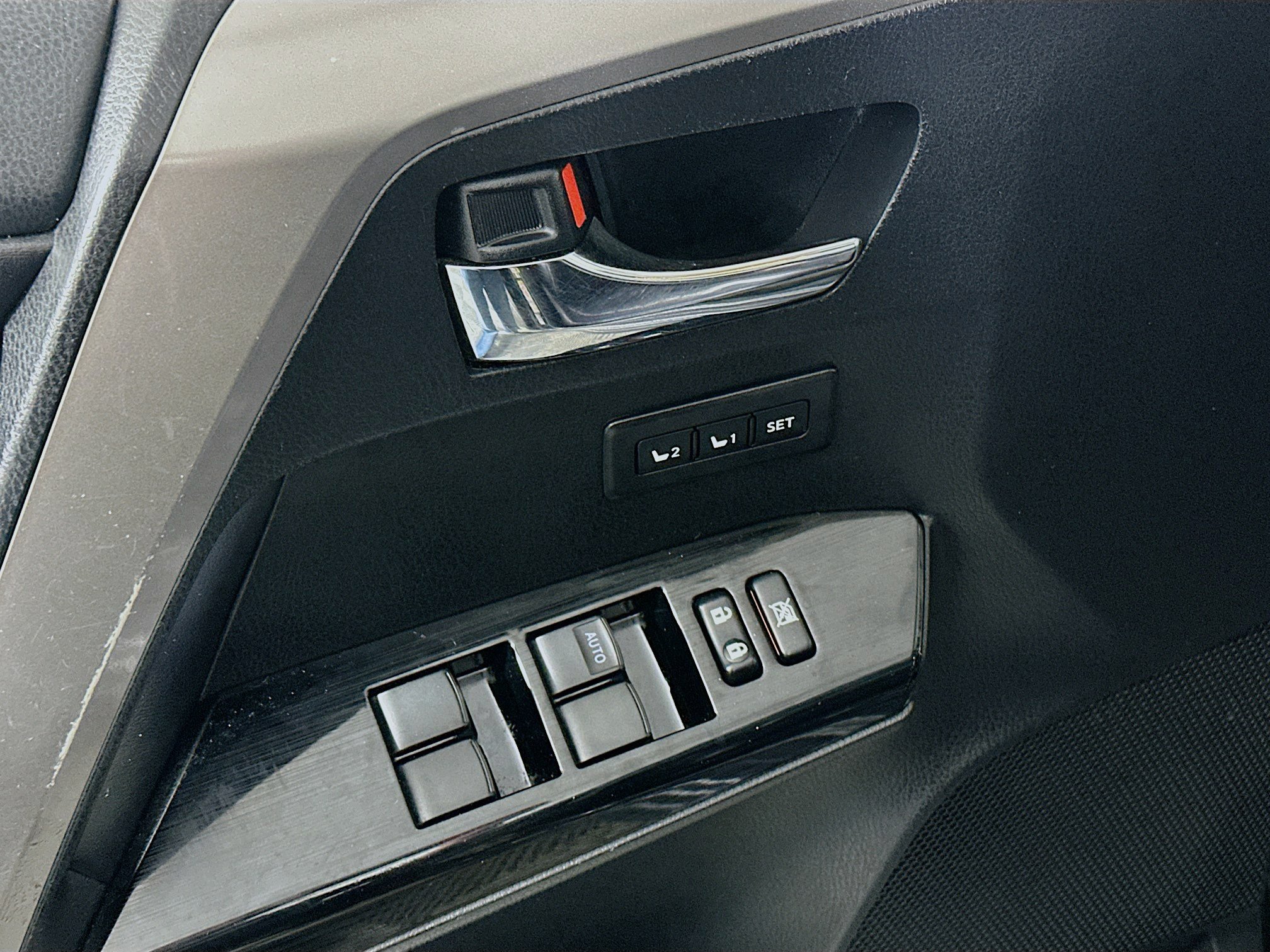 Used 2018 Toyota RAV4 Limited FWD image 15