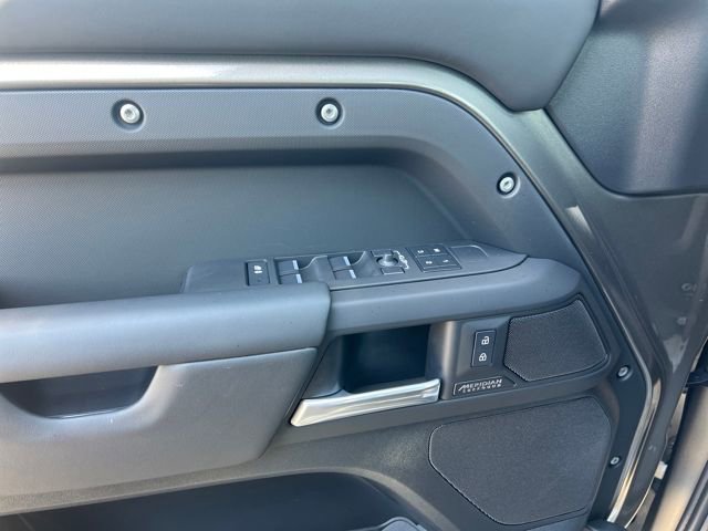 Used 2025 Land Rover Defender 110 X-Dynamic SE image 33