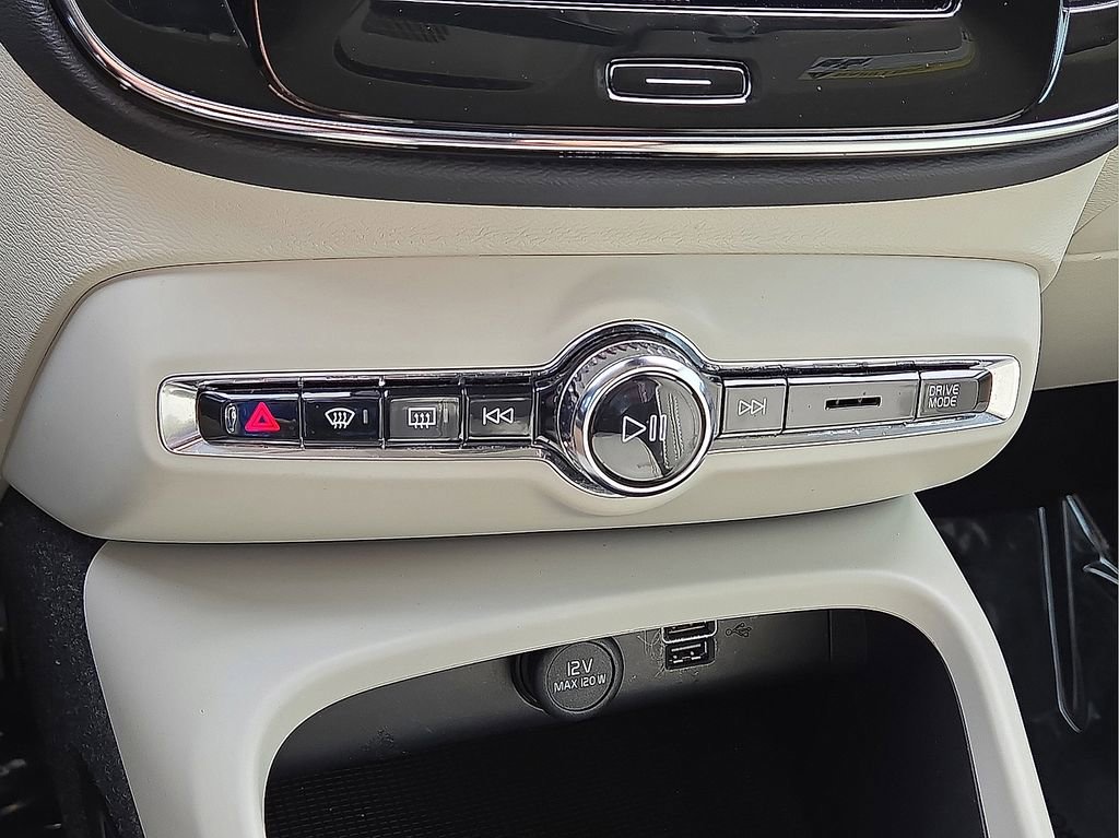 Certified 2021 Volvo XC40 T5 Momentum image 28