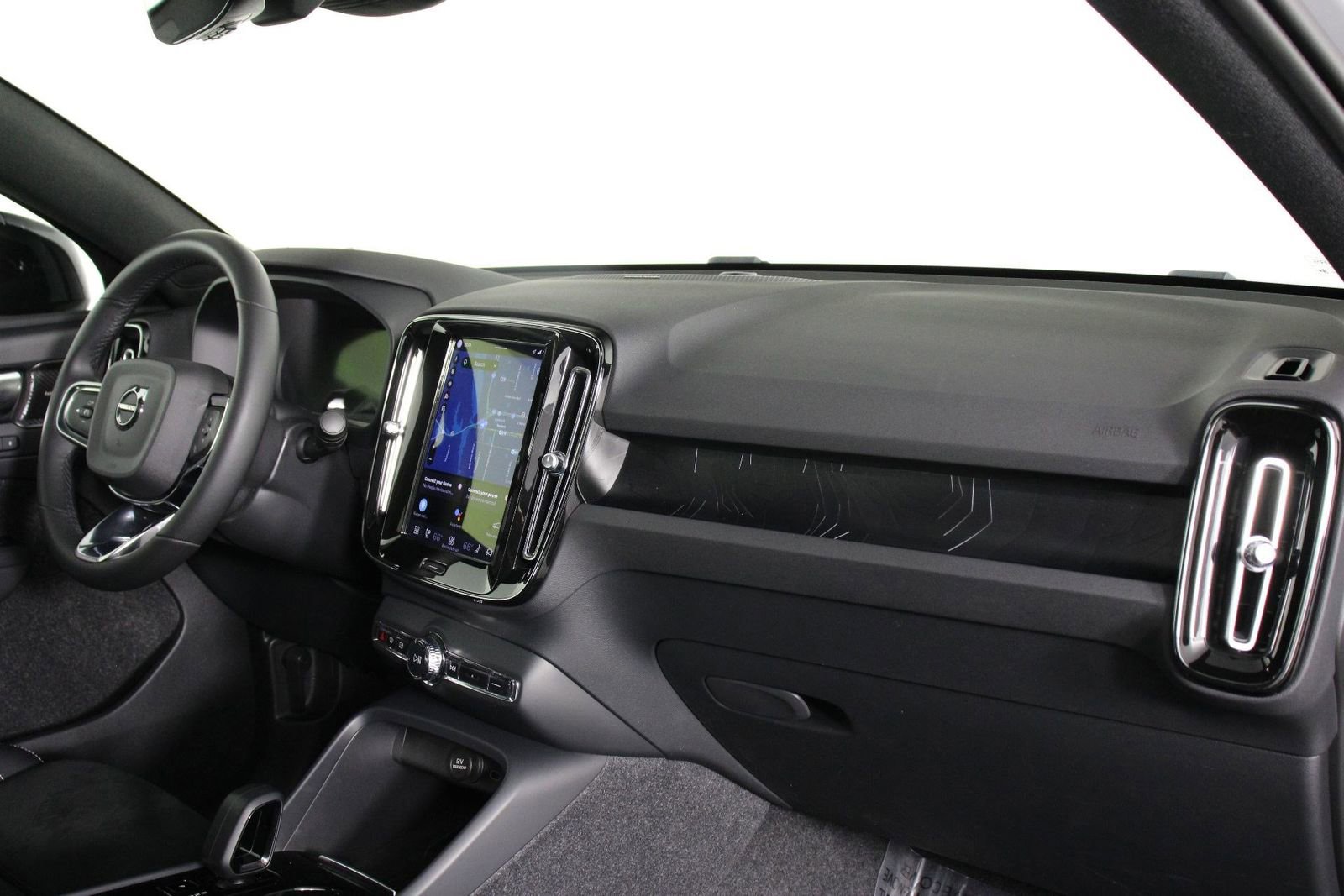 Used 2023 Volvo C40 P8 Recharge Ultimate image 22