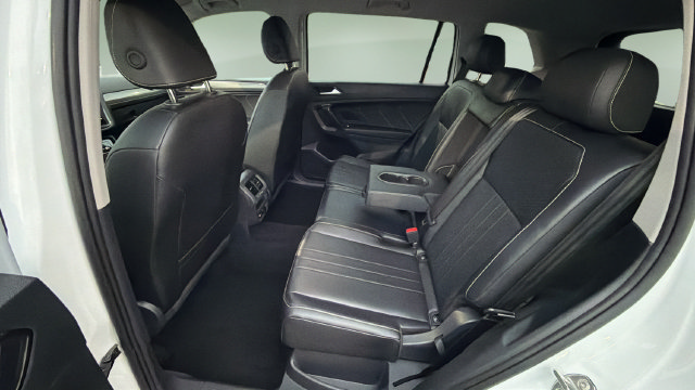 Used 2024 Volkswagen Tiguan SE AWD/4WD image 19