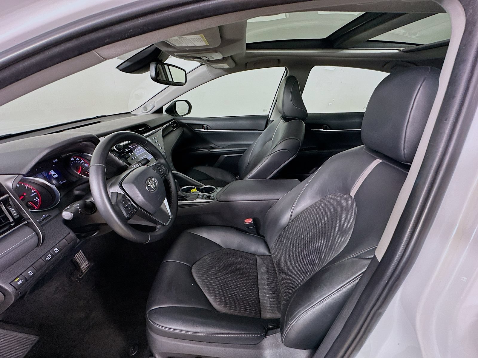 Used 2020 Toyota Camry XSE FWD image 31