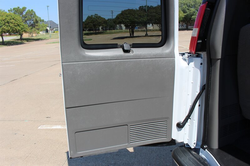 Used 2020 Chevrolet Express 3500 LT w/ LT Preferred Equipment Group RWD image 13