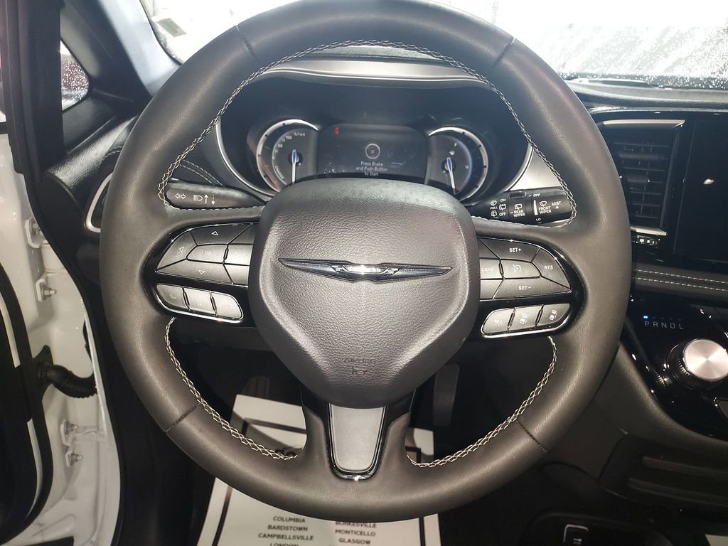 Used 2024 Chrysler Pacifica Select image 20