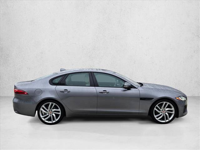 Used 2021 Jaguar XF SE RWD image 4