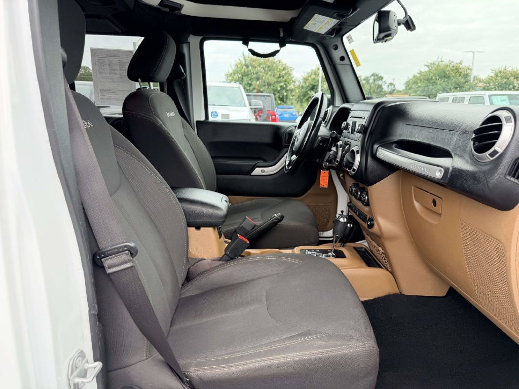 Used 2017 Jeep Wrangler Unlimited Sahara AWD/4WD image 9