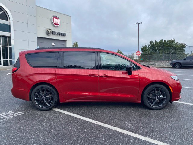 New 2026 Chrysler Pacifica Limited w/ S Appearance Package FWD image 9