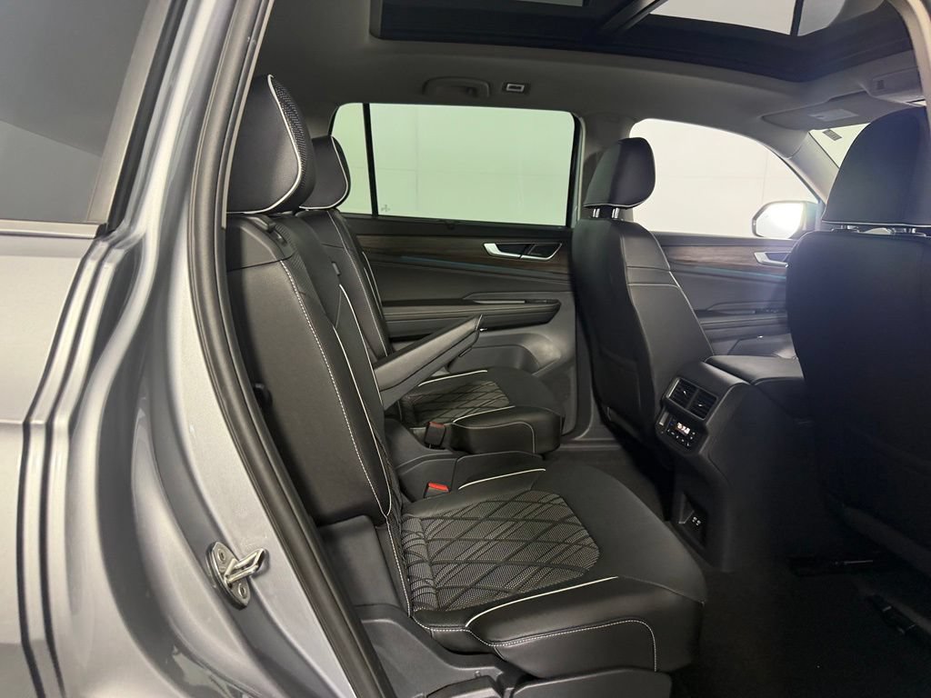 Used 2025 Volkswagen Atlas SEL Premium R-Line AWD/4WD image 31