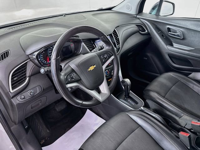 Used 2020 Chevrolet Trax LT w/ Sun & Sound Package FWD image 11