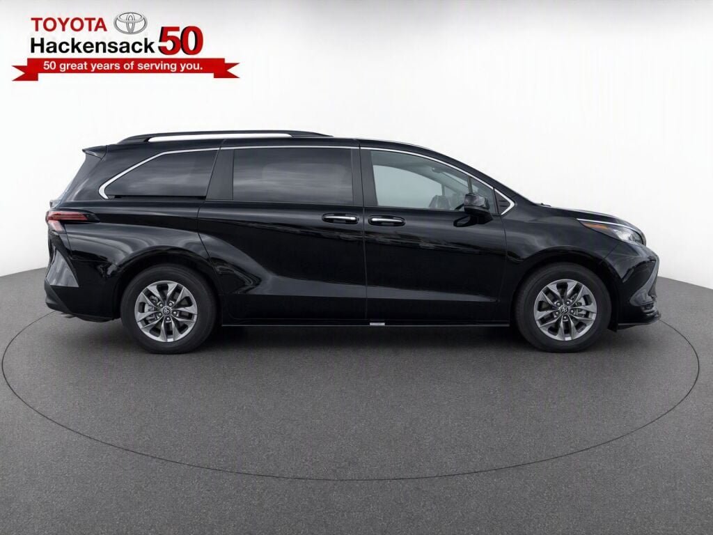 Used 2026 Toyota Sienna XLE FWD image 8