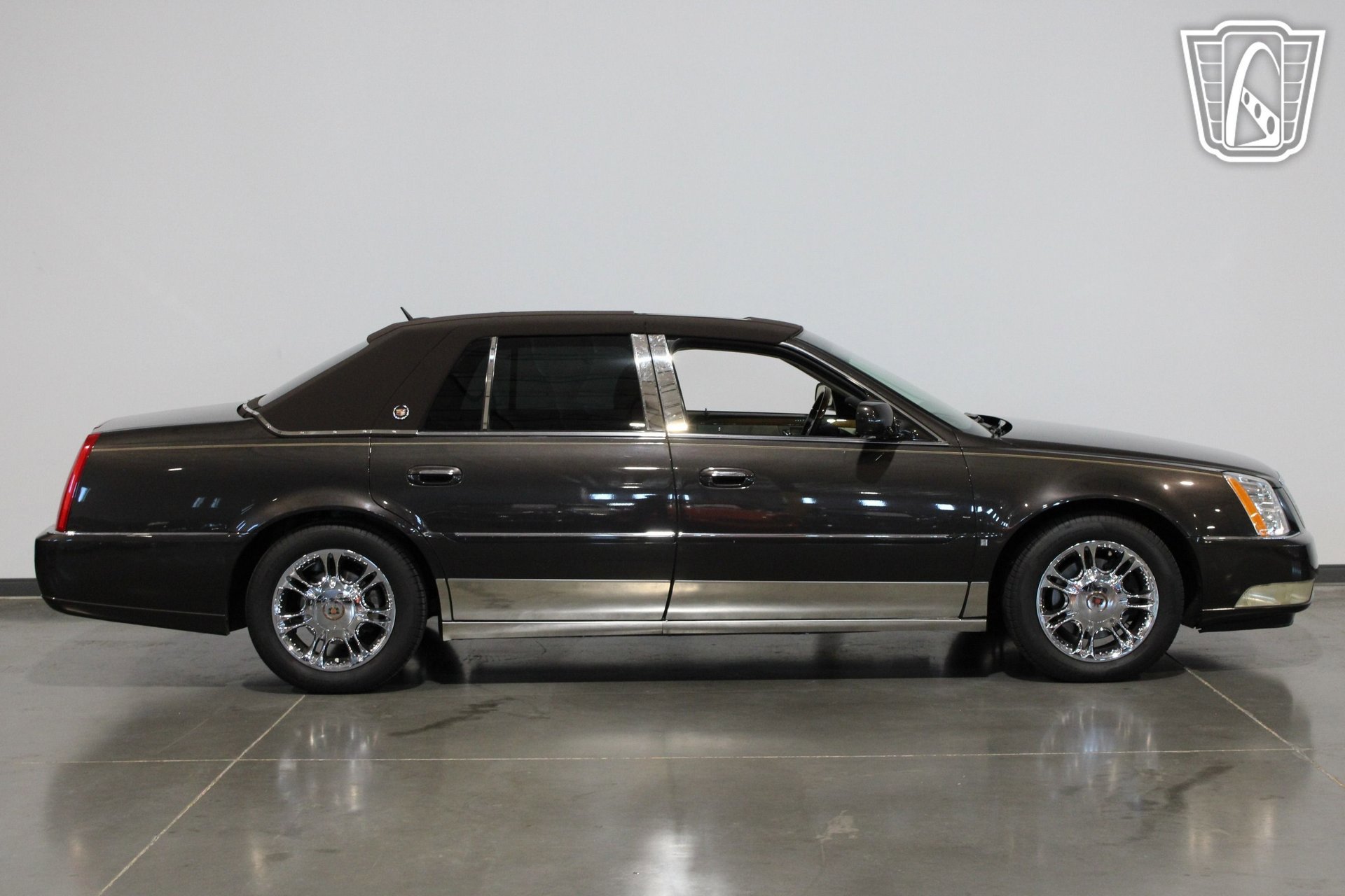 Used 2008 Cadillac DTS Performance w/ Platinum Edition image 12