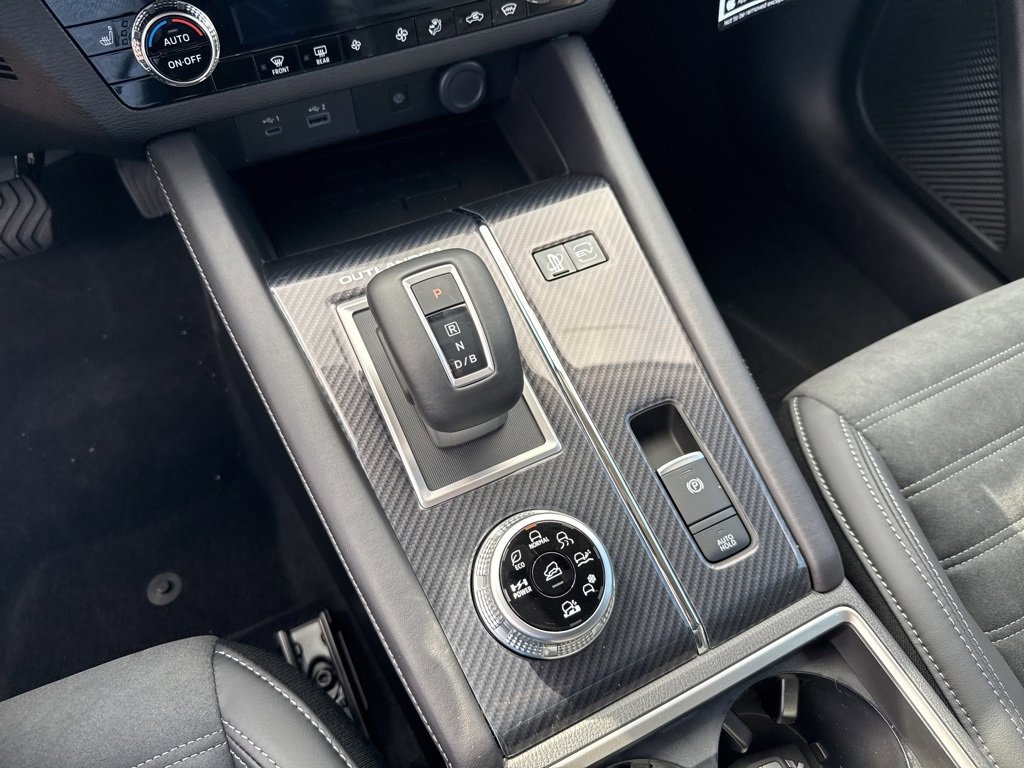 New 2025 Mitsubishi Outlander SE image 28
