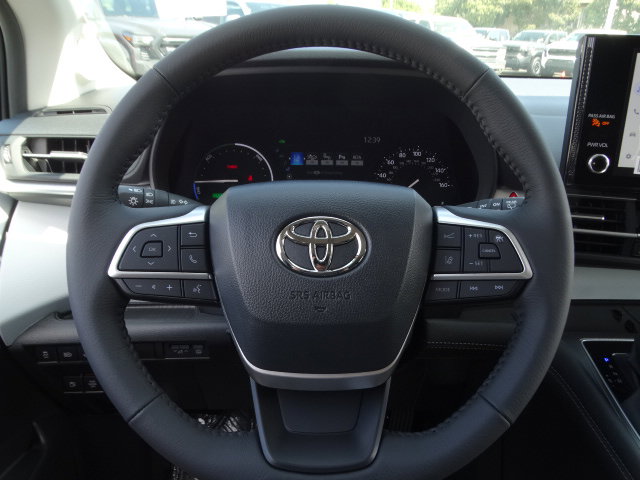 New 2026 Toyota Sienna XLE FWD image 16