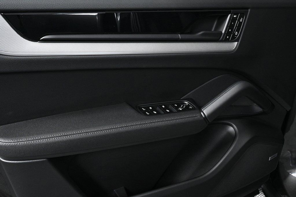 Certified 2026 Porsche Cayenne Coupe AWD/4WD image 6
