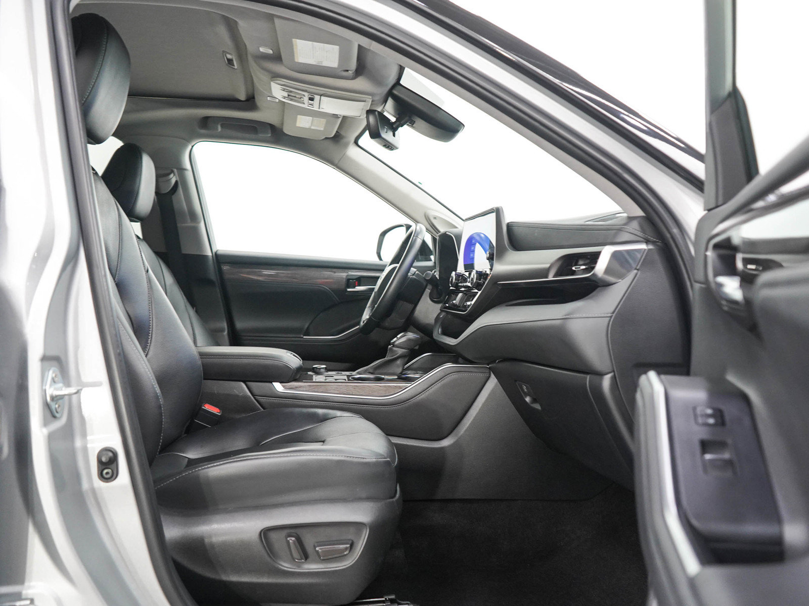 Used 2024 Toyota Highlander Limited AWD/4WD image 11
