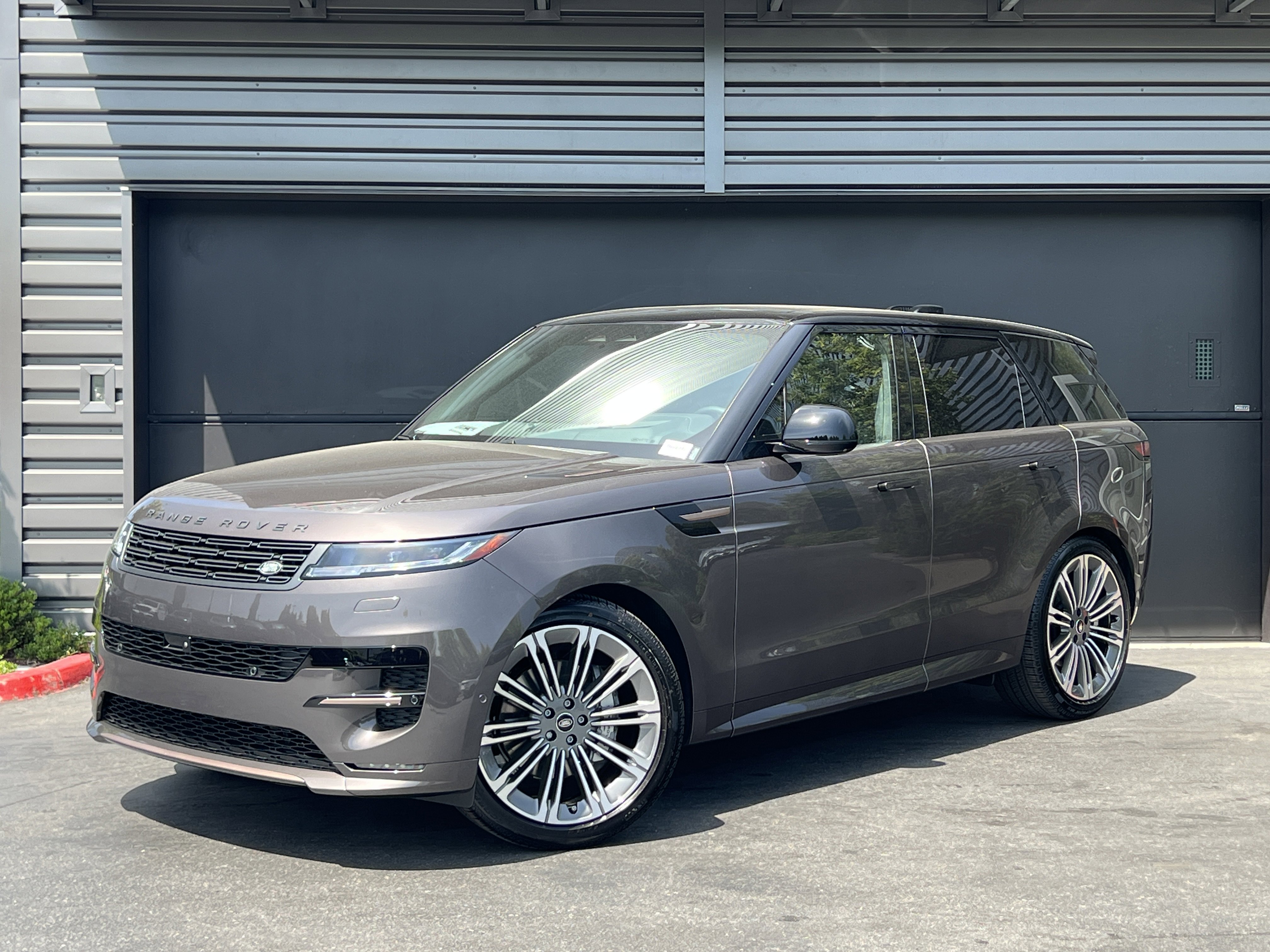 New 2025 Land Rover Range Rover Sport Dynamic SE AWD/4WD image 1