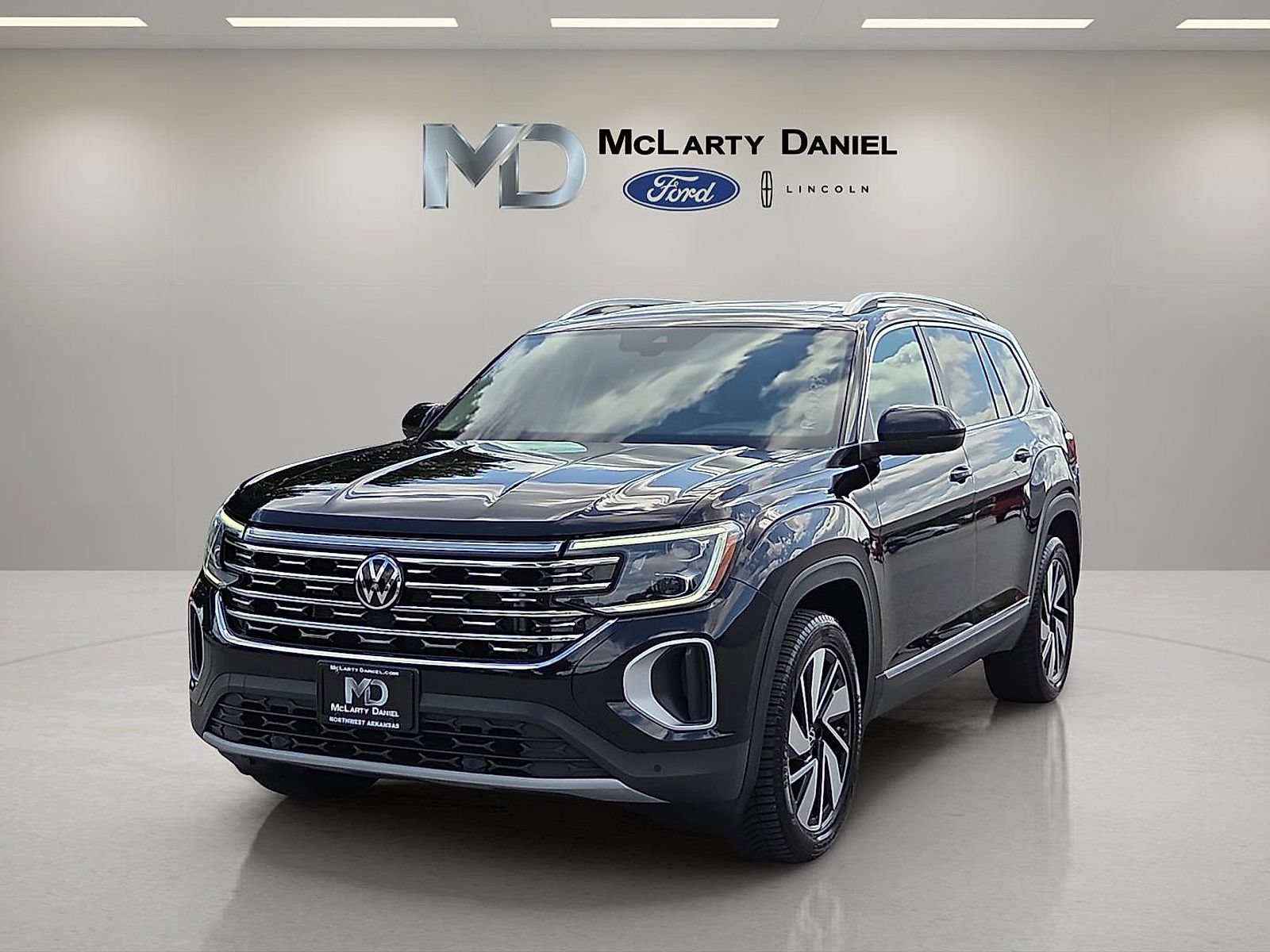 Used 2024 Volkswagen Atlas SEL AWD/4WD image 2