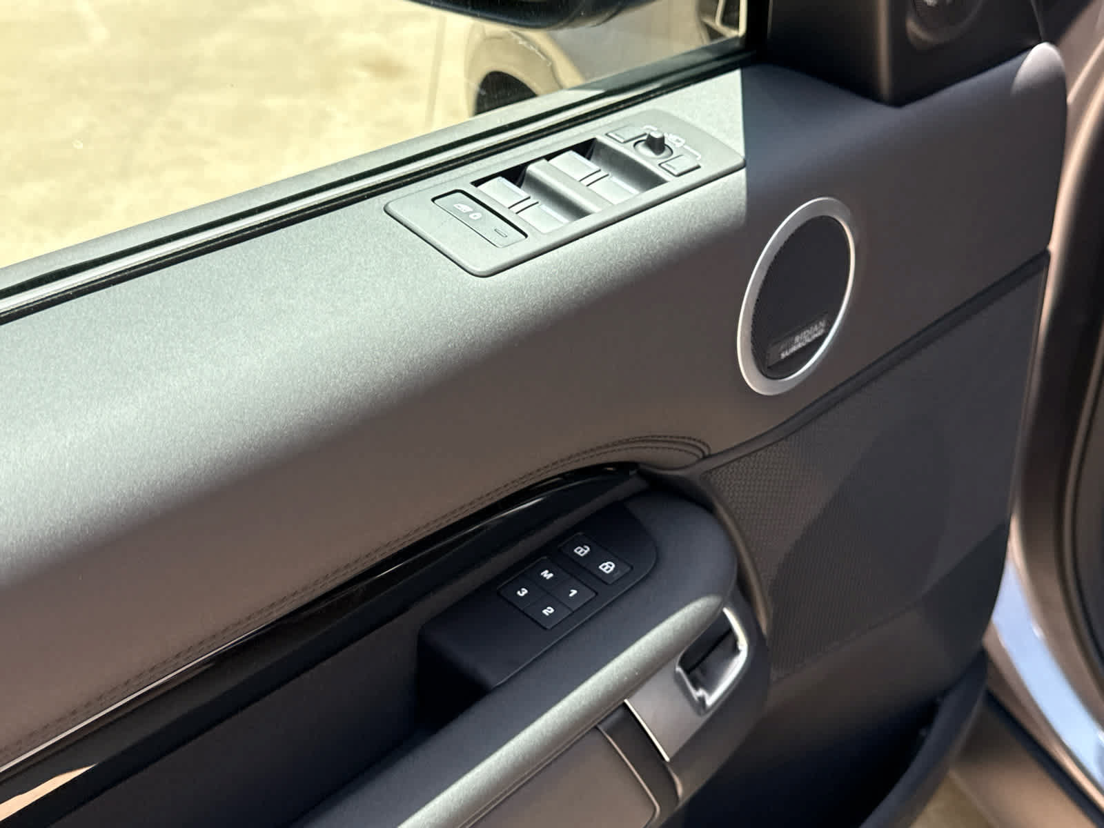 Used 2025 Land Rover Discovery S AWD/4WD image 15