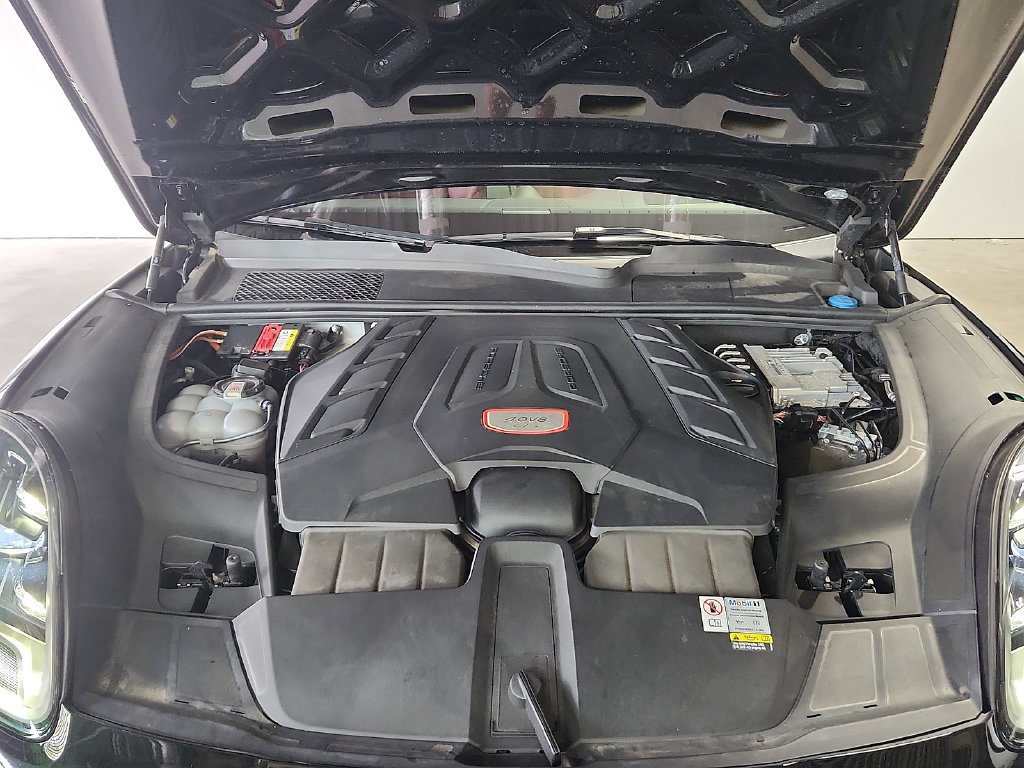 Certified 2023 Porsche Cayenne GTS AWD/4WD image 28