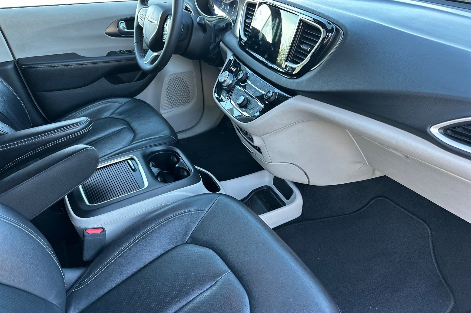 Used 2022 Chrysler Pacifica Touring-L FWD image 19