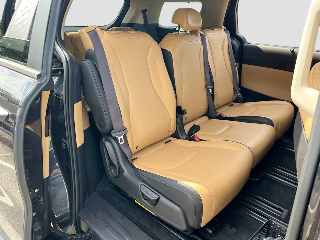Used 2024 Kia Carnival EX FWD image 28