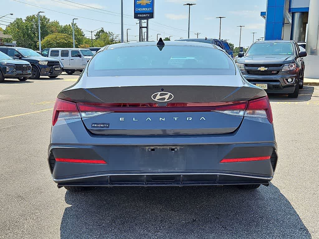 Used 2024 Hyundai Elantra SE FWD image 5
