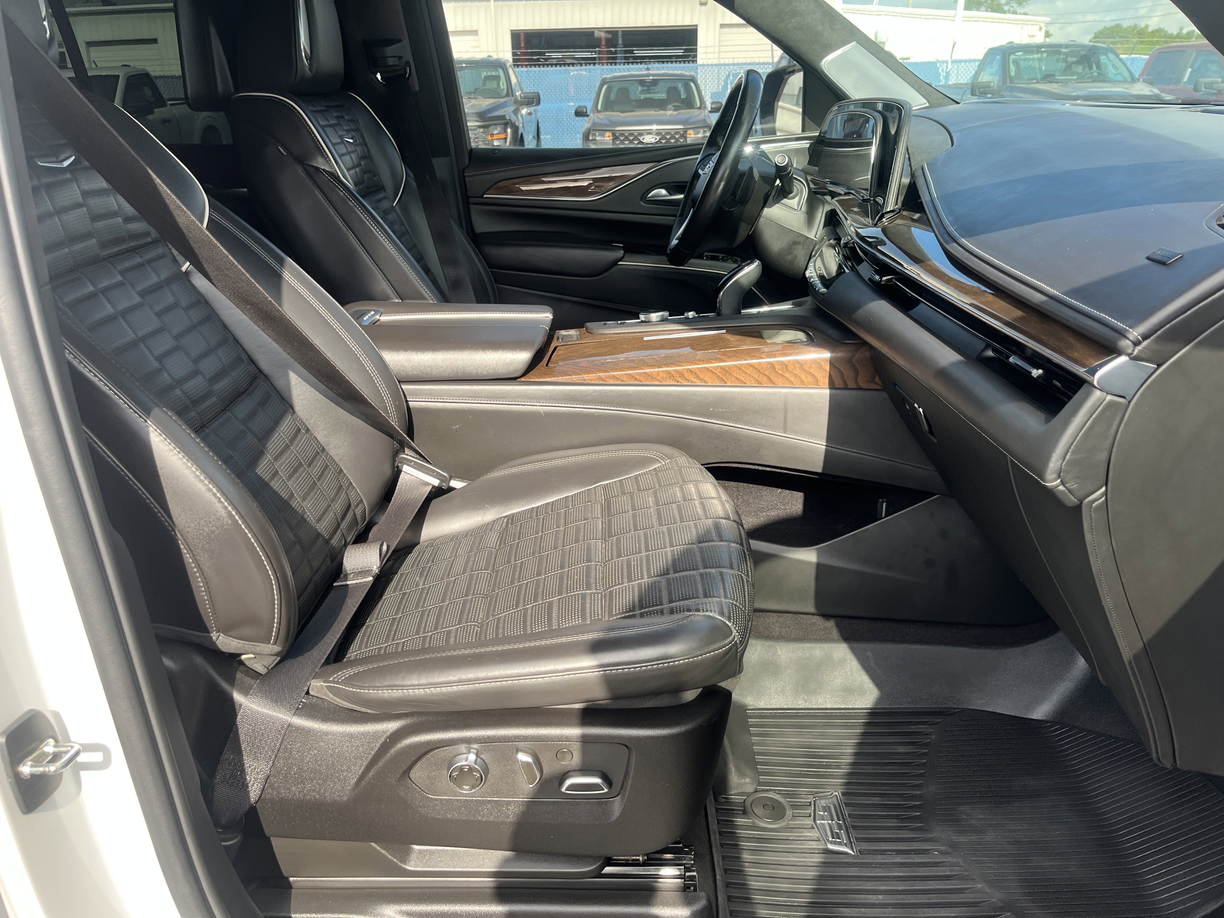 Used 2023 Cadillac Escalade Sport Platinum w/ LPO, ONYX Package image 17