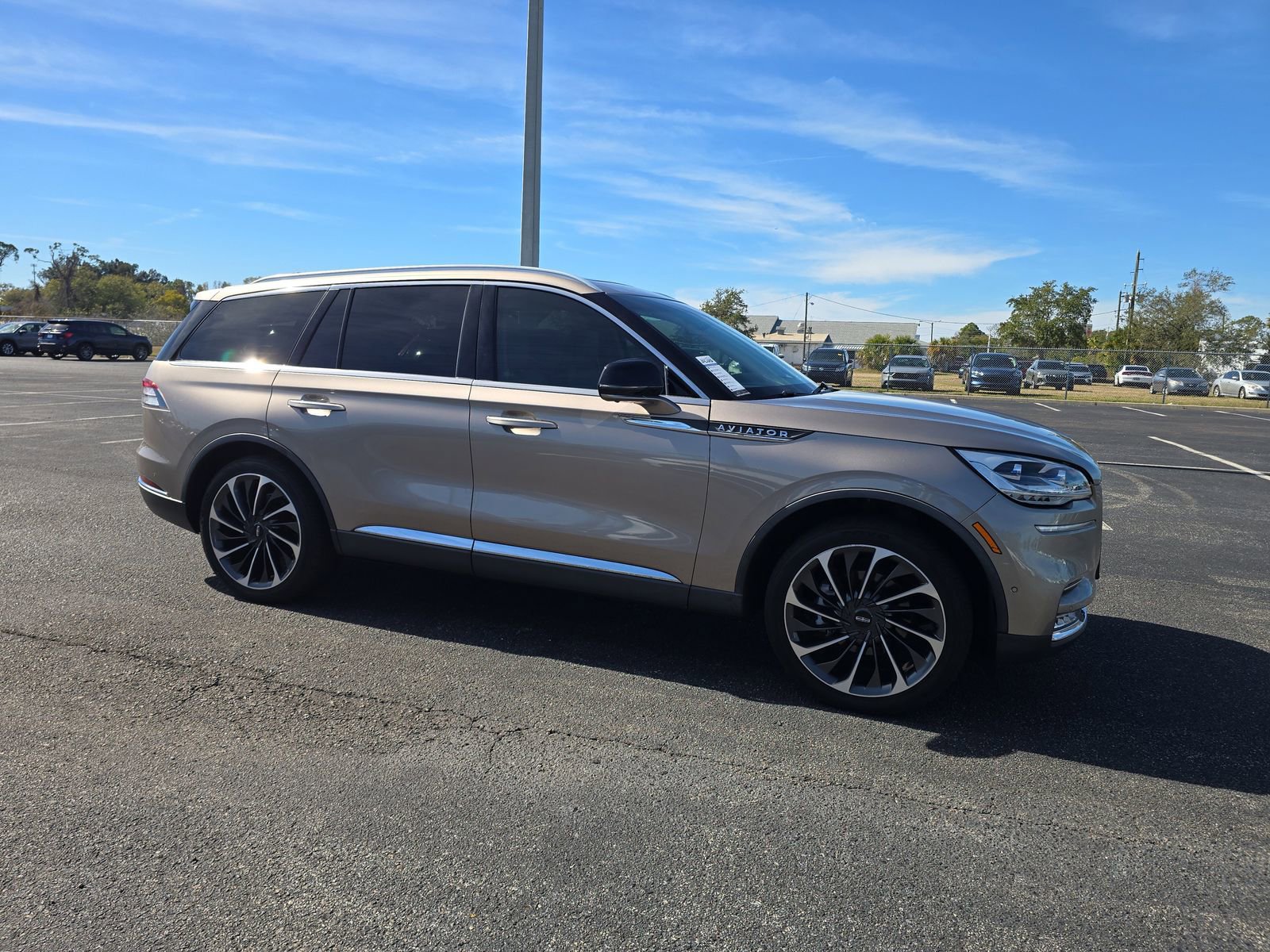 Used 2020 Lincoln Aviator Reserve w/ Equipment Group 202A image 2