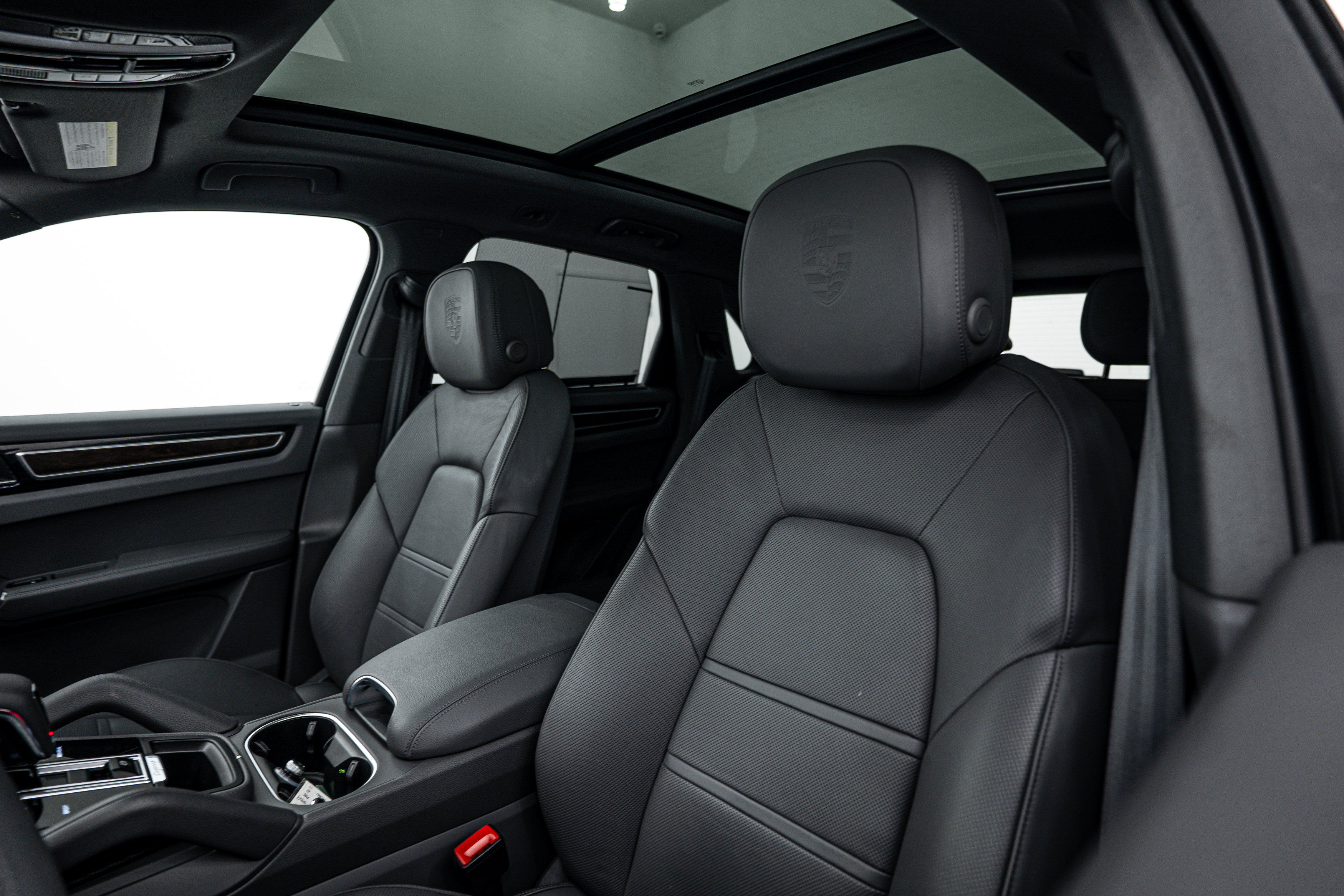 Certified 2023 Porsche Cayenne Platinum Edition image 23