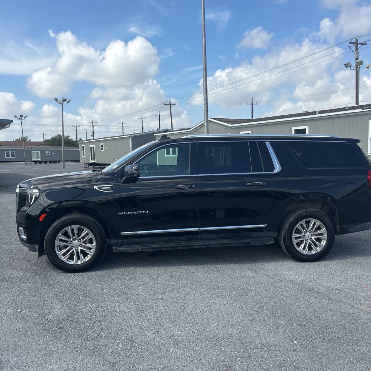 Used 2021 GMC Yukon XL SLT w/ SLT Premium Package AWD/4WD image 2