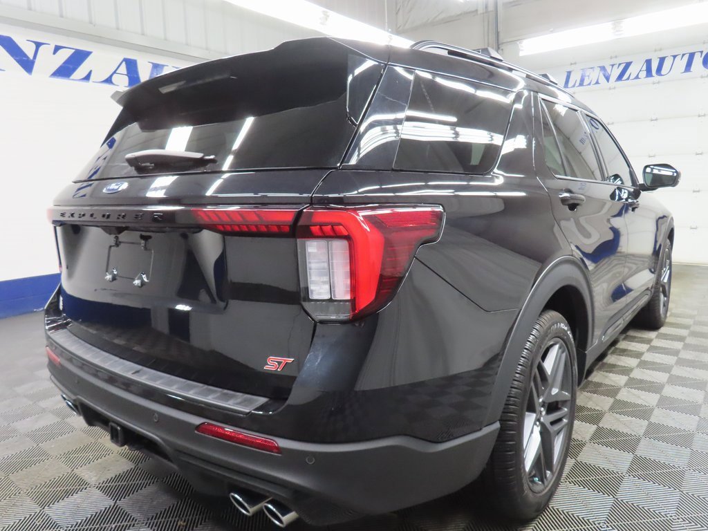 Used 2025 Ford Explorer ST image 4