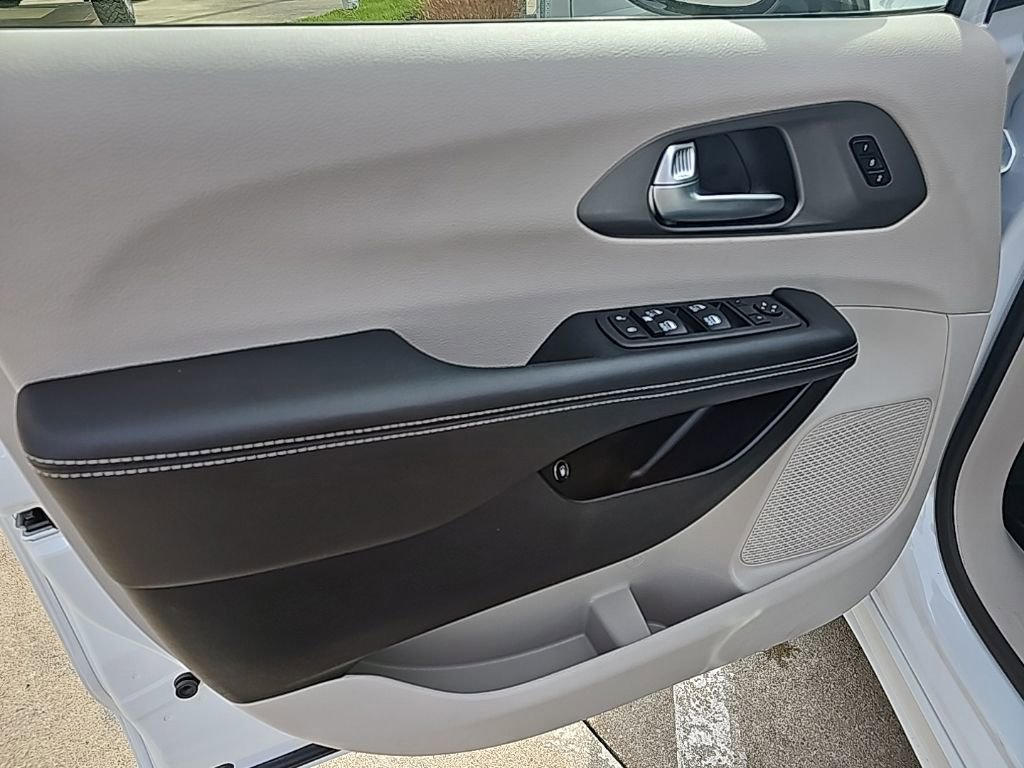 Certified 2024 Chrysler Pacifica Select w/ Uconnect Theater Family Group image 15