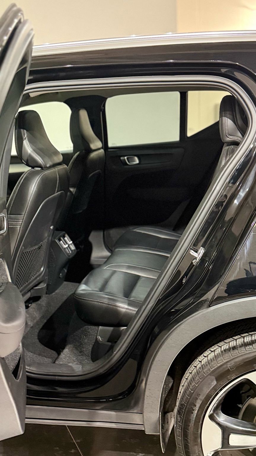 Used 2020 Volvo XC40 T5 Momentum image 38