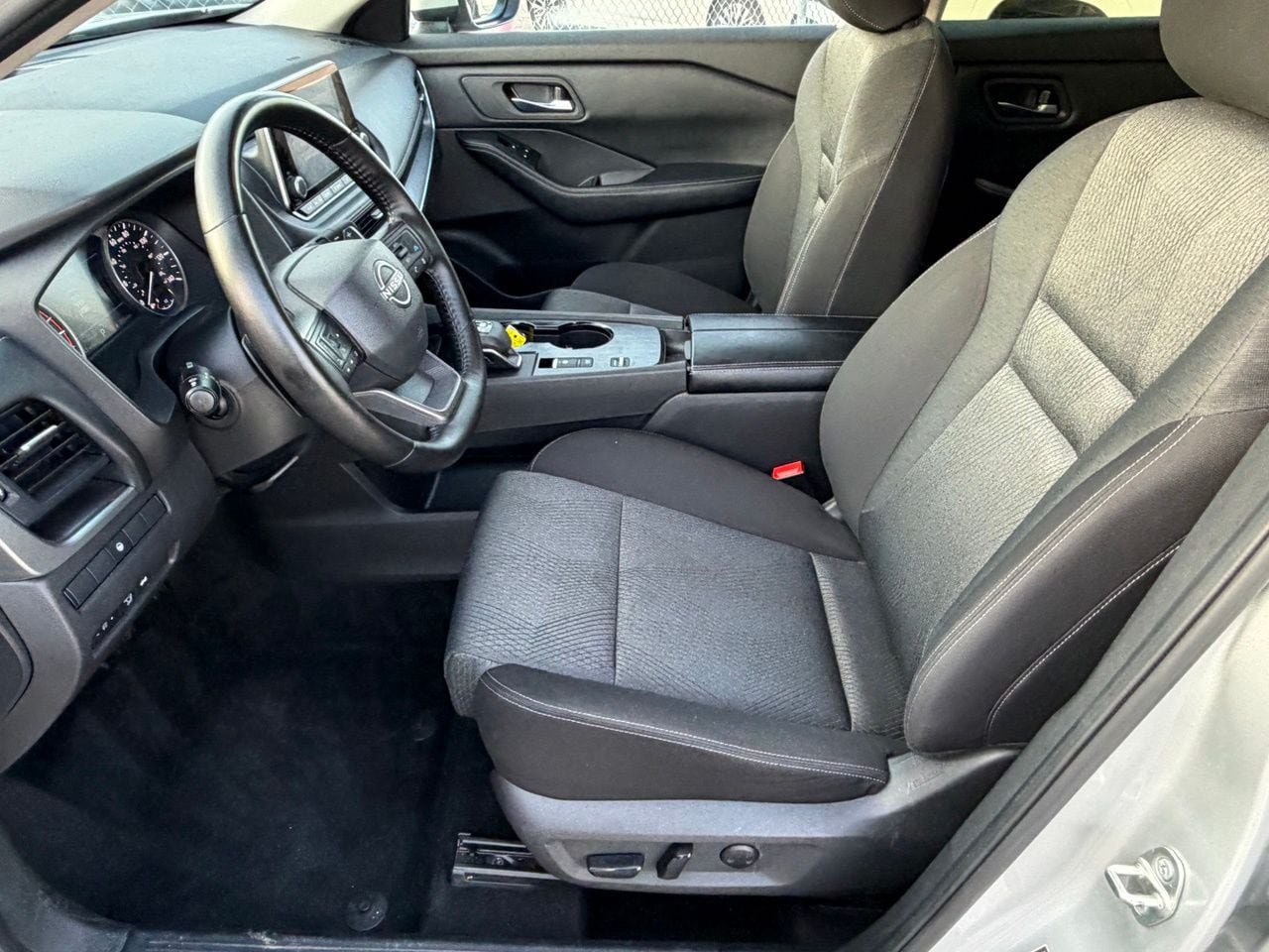 Certified 2025 Nissan Rogue SV FWD image 27