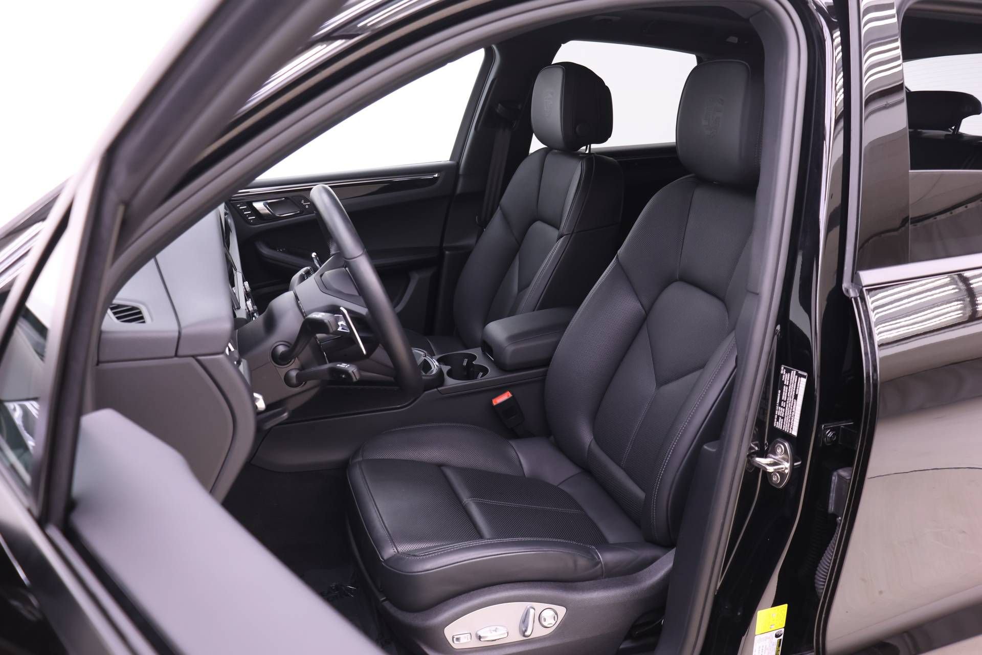 Used 2025 Porsche Macan AWD/4WD image 5