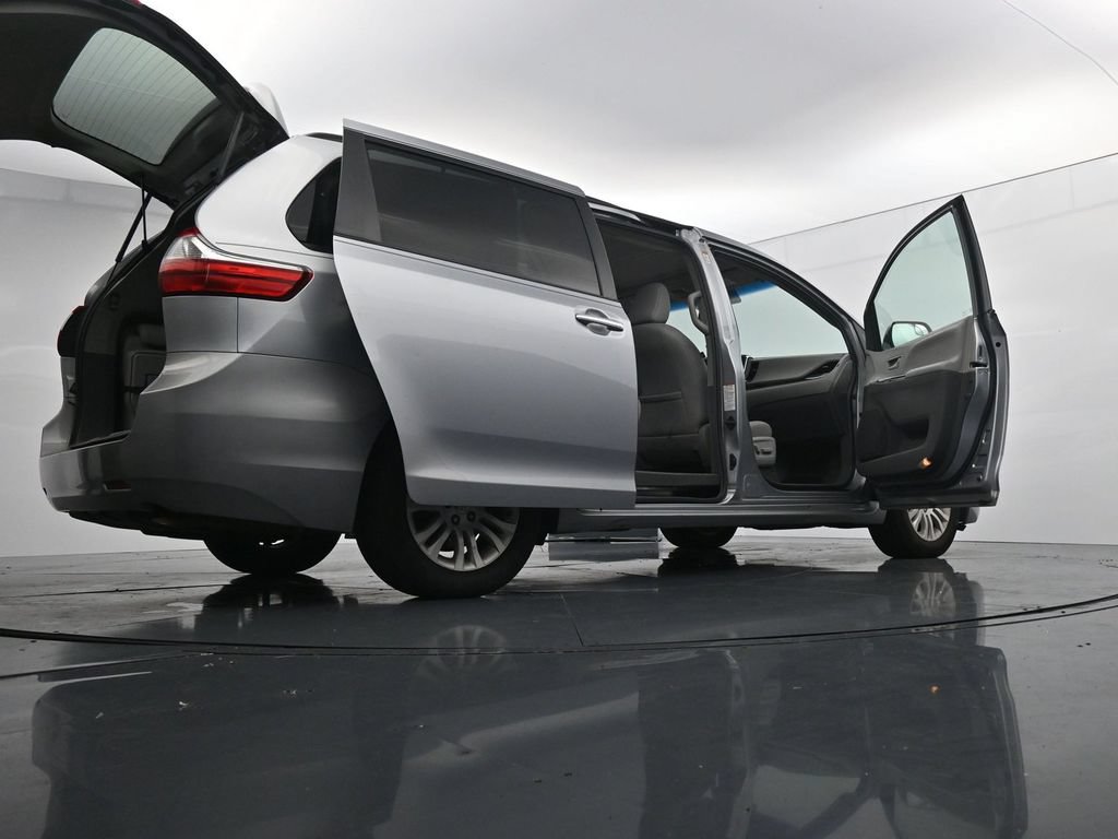 Used 2015 Toyota Sienna XLE w/ Four Season Floor Mat Package FWD image 29