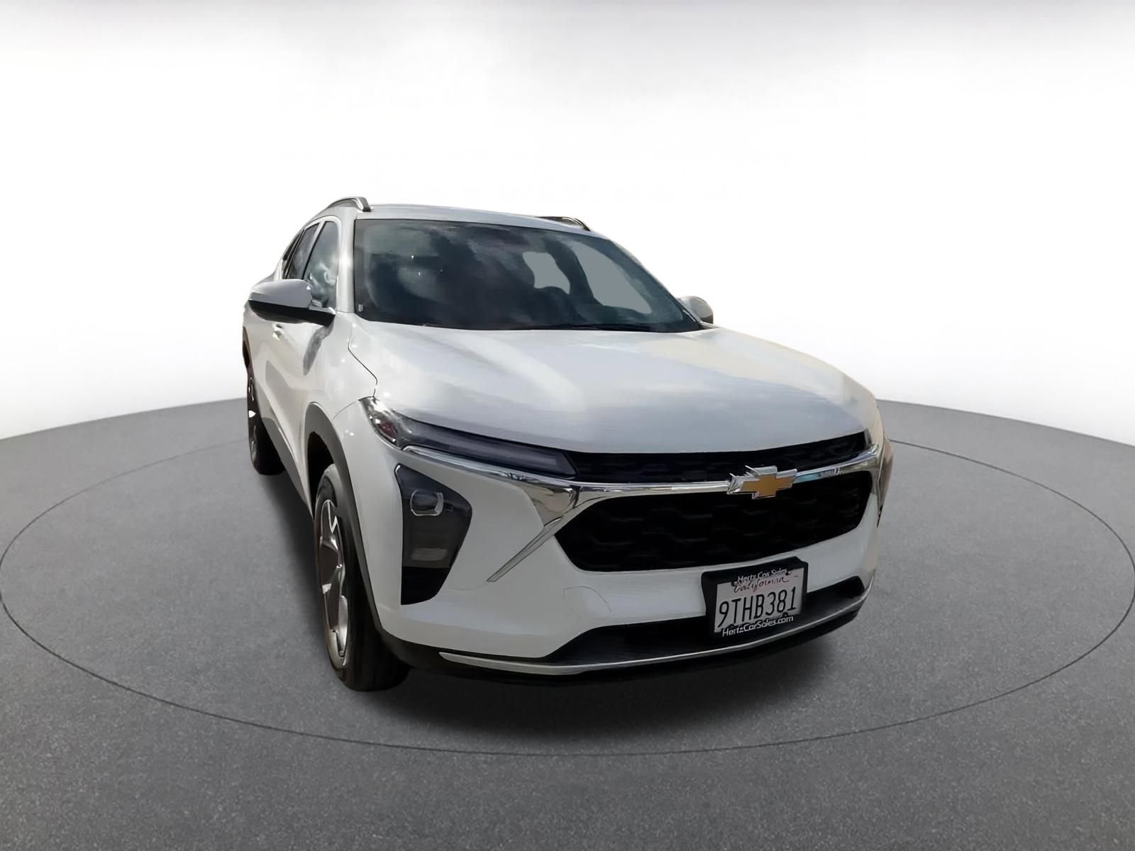 Used 2025 Chevrolet Trax LT image 3