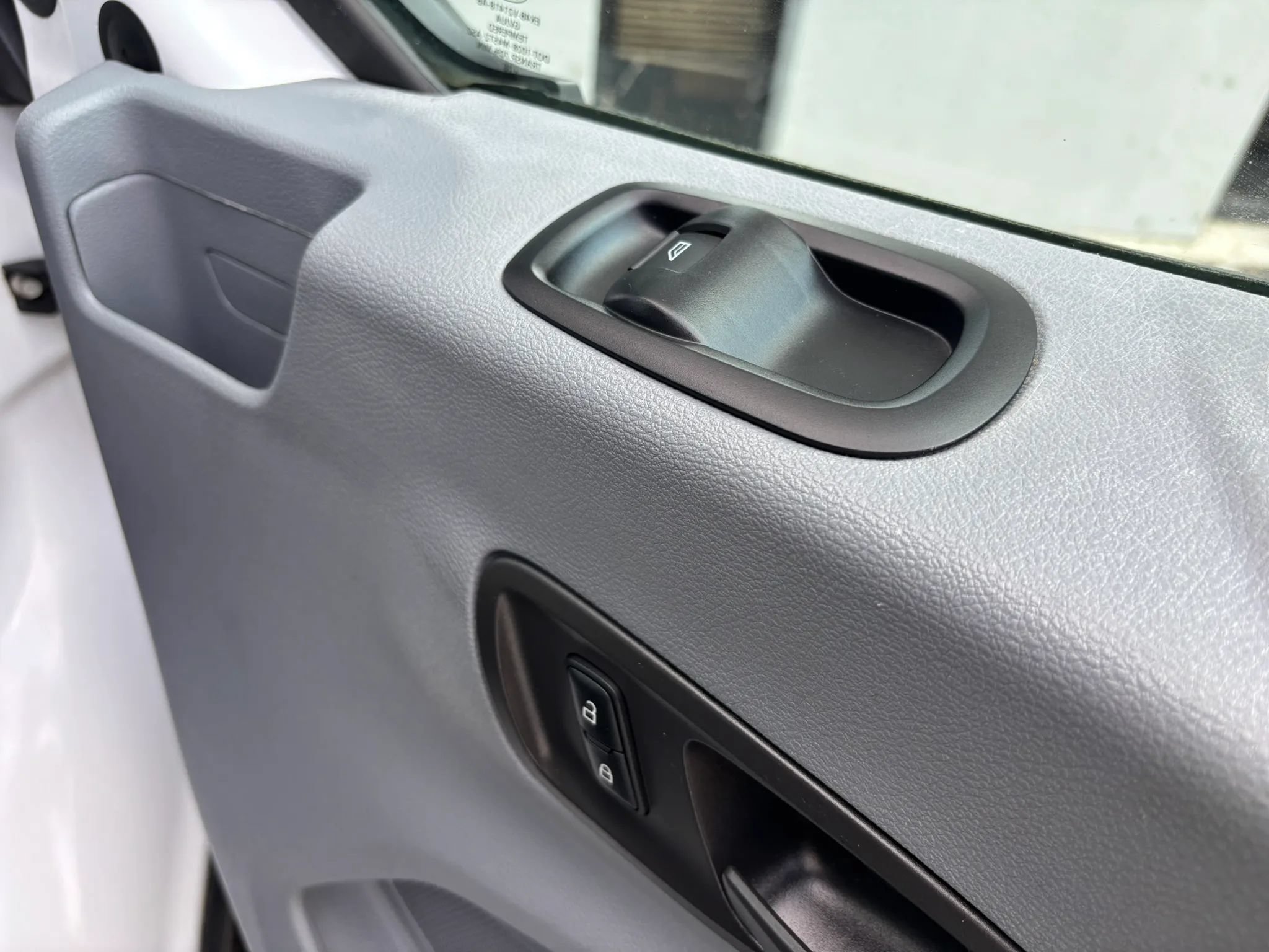 Used 2018 Ford Transit 150 XL RWD image 34