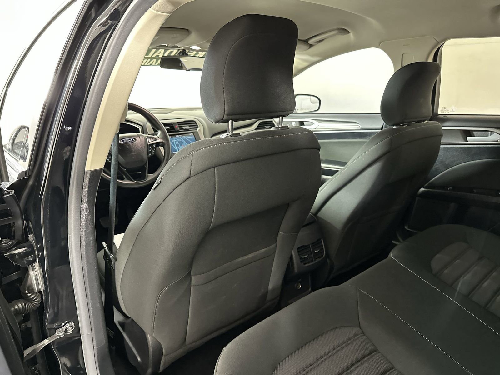 Used 2017 Ford Fusion SE w/ Fusion SE Technology Package image 24
