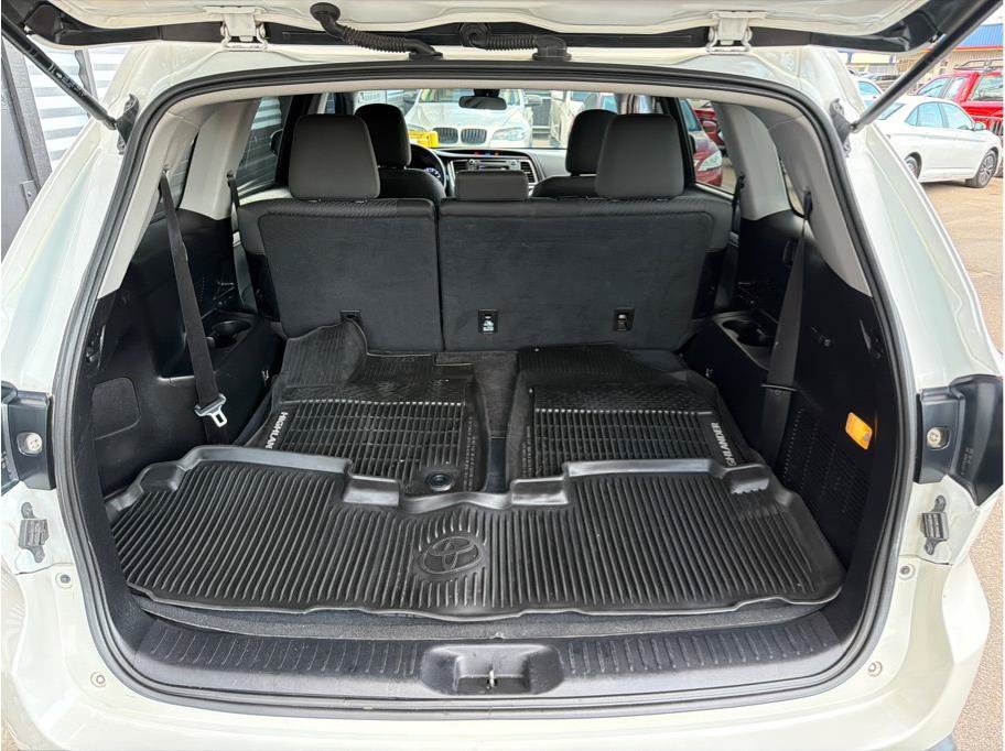 Used 2018 Toyota Highlander LE w/ Carpet Mat Package (TMS) AWD/4WD image 22