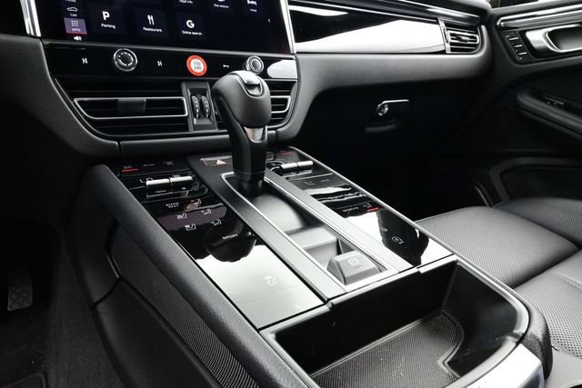 Certified 2025 Porsche Macan AWD/4WD image 11