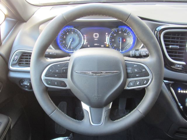 Used 2025 Chrysler Pacifica Select image 37