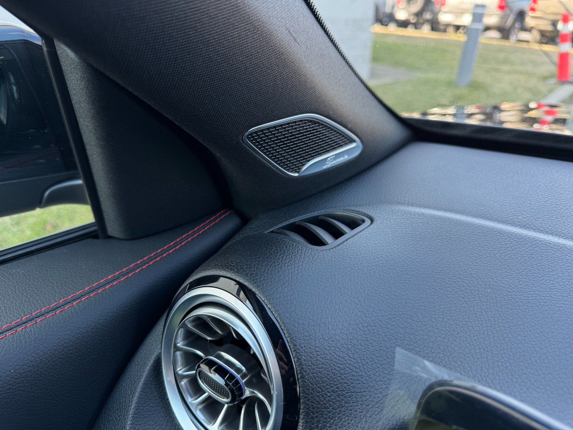 Used 2025 Mercedes-Benz GLB 250 w/ AMG Night Package image 67